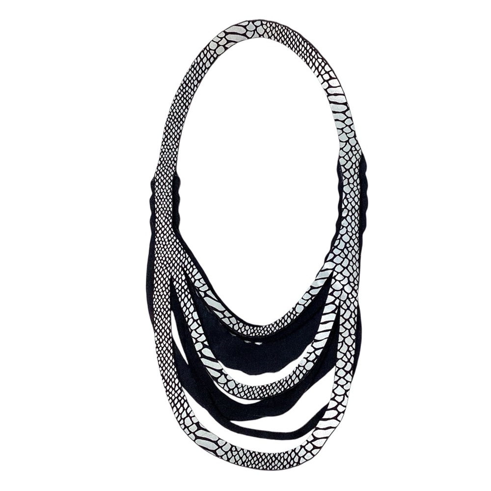 ULI Amsterdam Avant-Garde Statement Necklace – Bold Modern Pearl/Chain Style - Picture 4 of 8